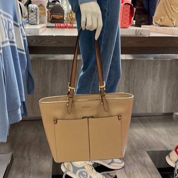 MICHAEL KORS JET SET TRAVEL MEDIUM DOUBLE POCKET TOTE NON-LEATHER VEGAN 
CAMEL - Picture 15 of 16